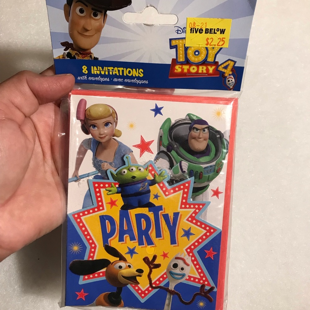 TOY STORY 4 (8 PARTY INVITATIONS)